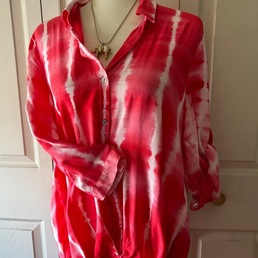 Ladies 3/4 sleeve tunic blouse, sleeves can be rolled up.  Cute pearl buttons